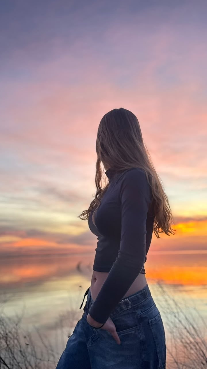 Elina frente al atardecer