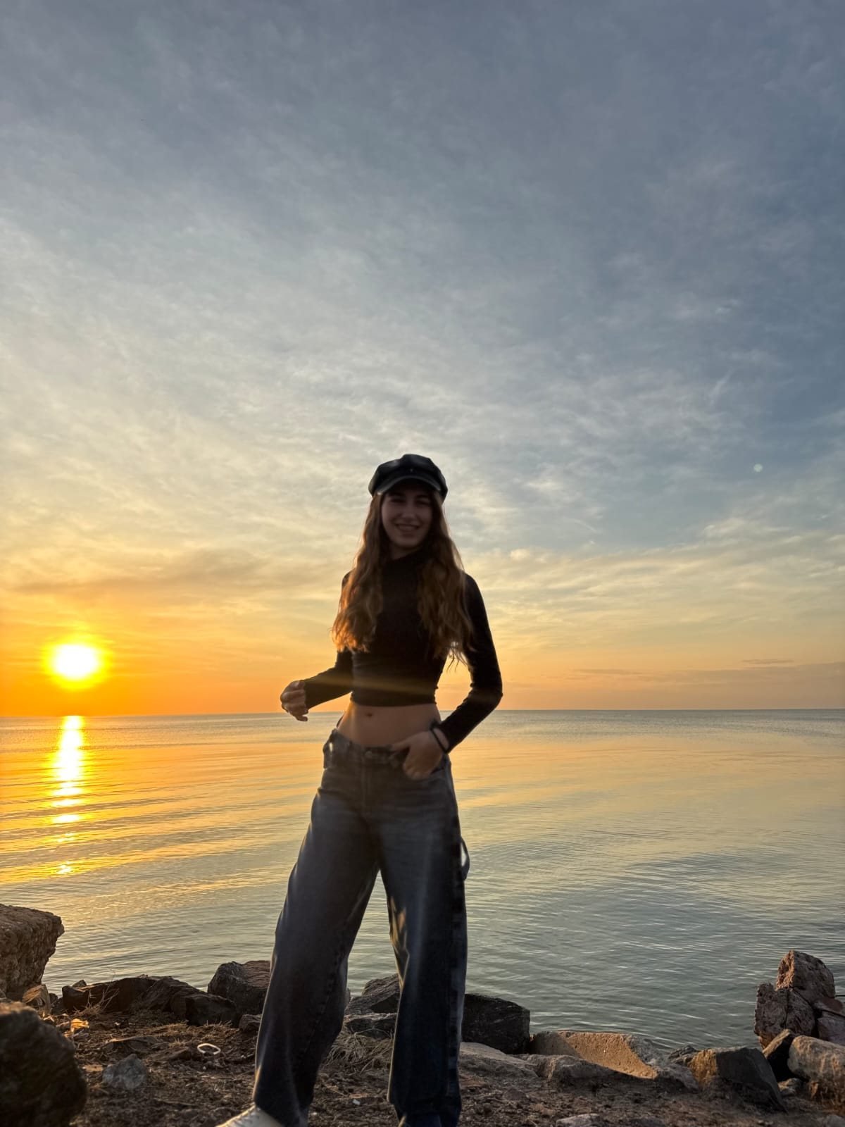 Elina de pie junto al agua